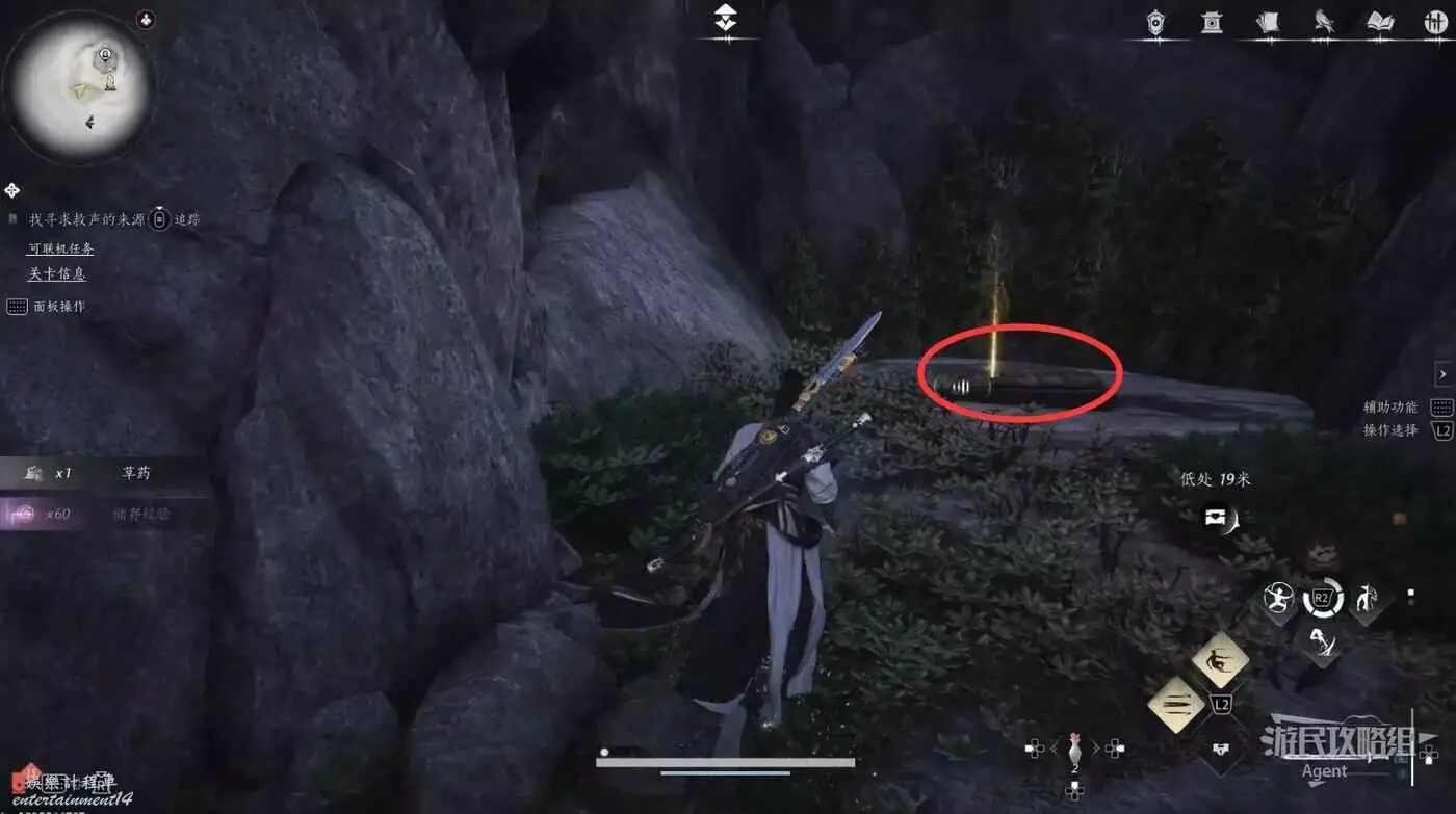 Legacy Chinese-client screenshot showing the cave entrance below the Moonveil Peak cliff